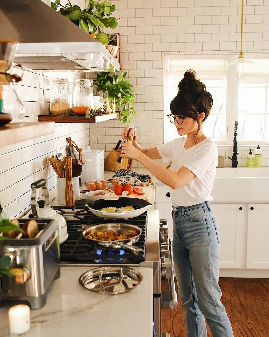 Сколько времени на кухне. Женщина на кухне. Готовка на кухне. Фотосессия на кухне. Готовка пищи.