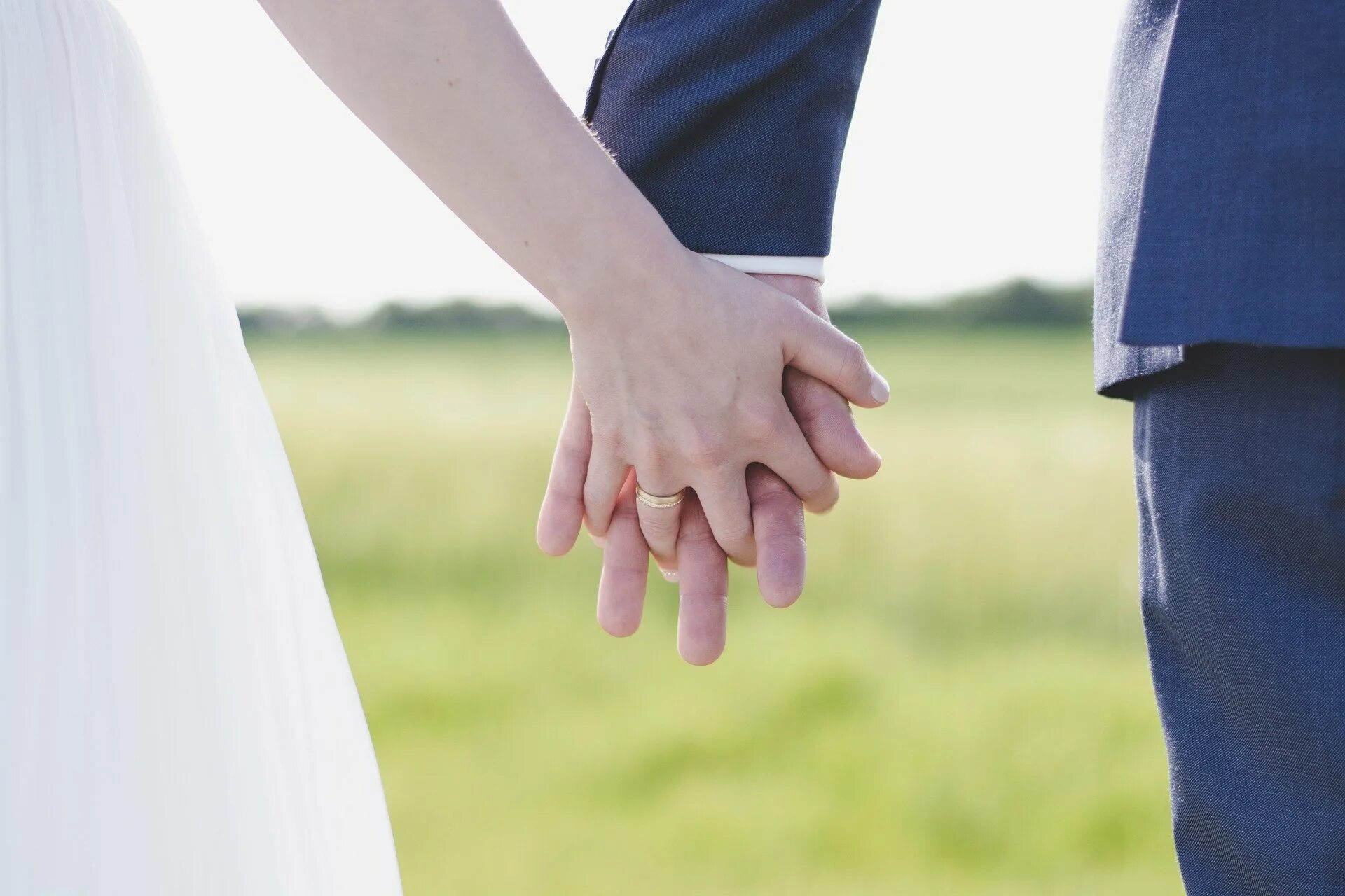Держатся за руки. Жених и невеста держатся за руки. Счастливый брак семья. Невеста на руках у жениха.