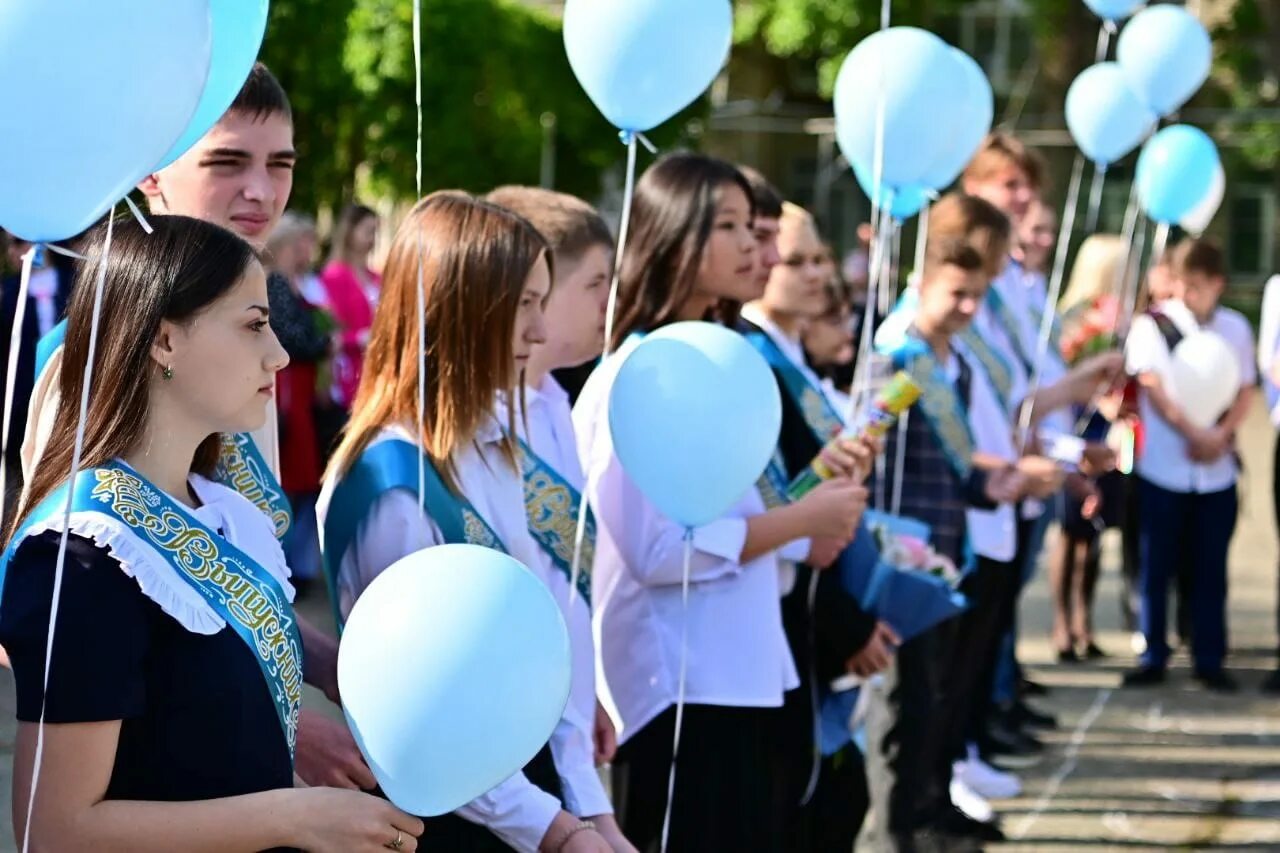 У 25 девятиклассников. Последний звонок. Выпускник 9 класса. Последний звонок для девятиклассников. Фотосессия последний звонок.