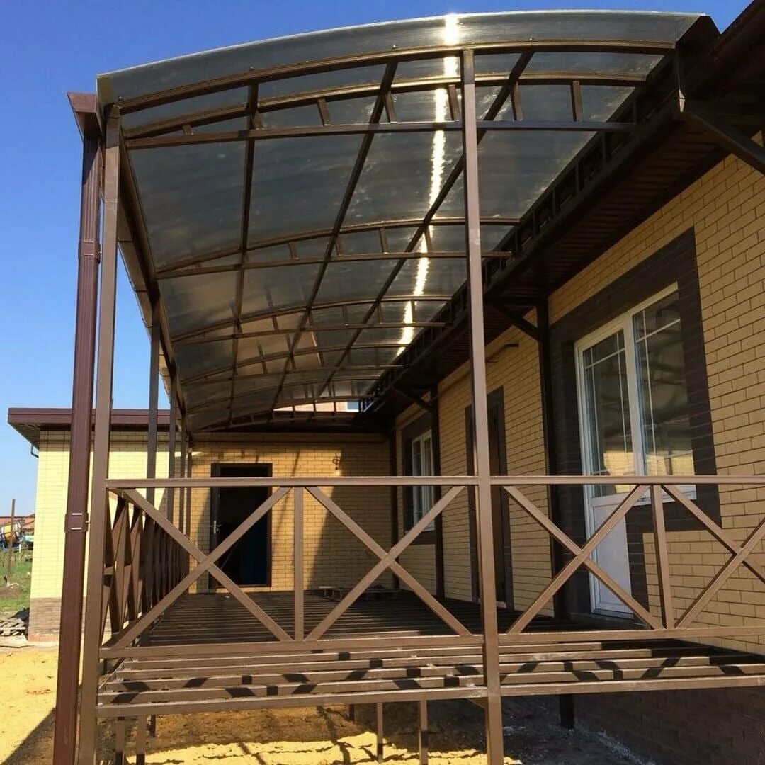 Терраса к дому из металла. Терраса из металла. Биоклиматическая пергола. Терраса с поликарбонатной крышей. Веранда на металлическом каркасе.