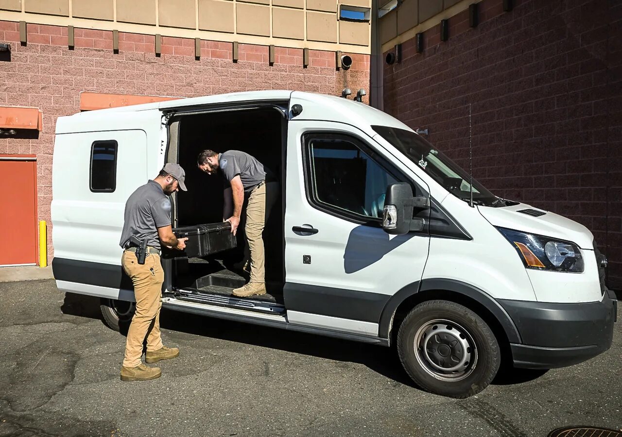 Форма инкассатора росинкас. Инкассаторская машина сбербанка ford. Люди которые перевозят деньги. Форма инкассатора росинкас. Инкассатор.