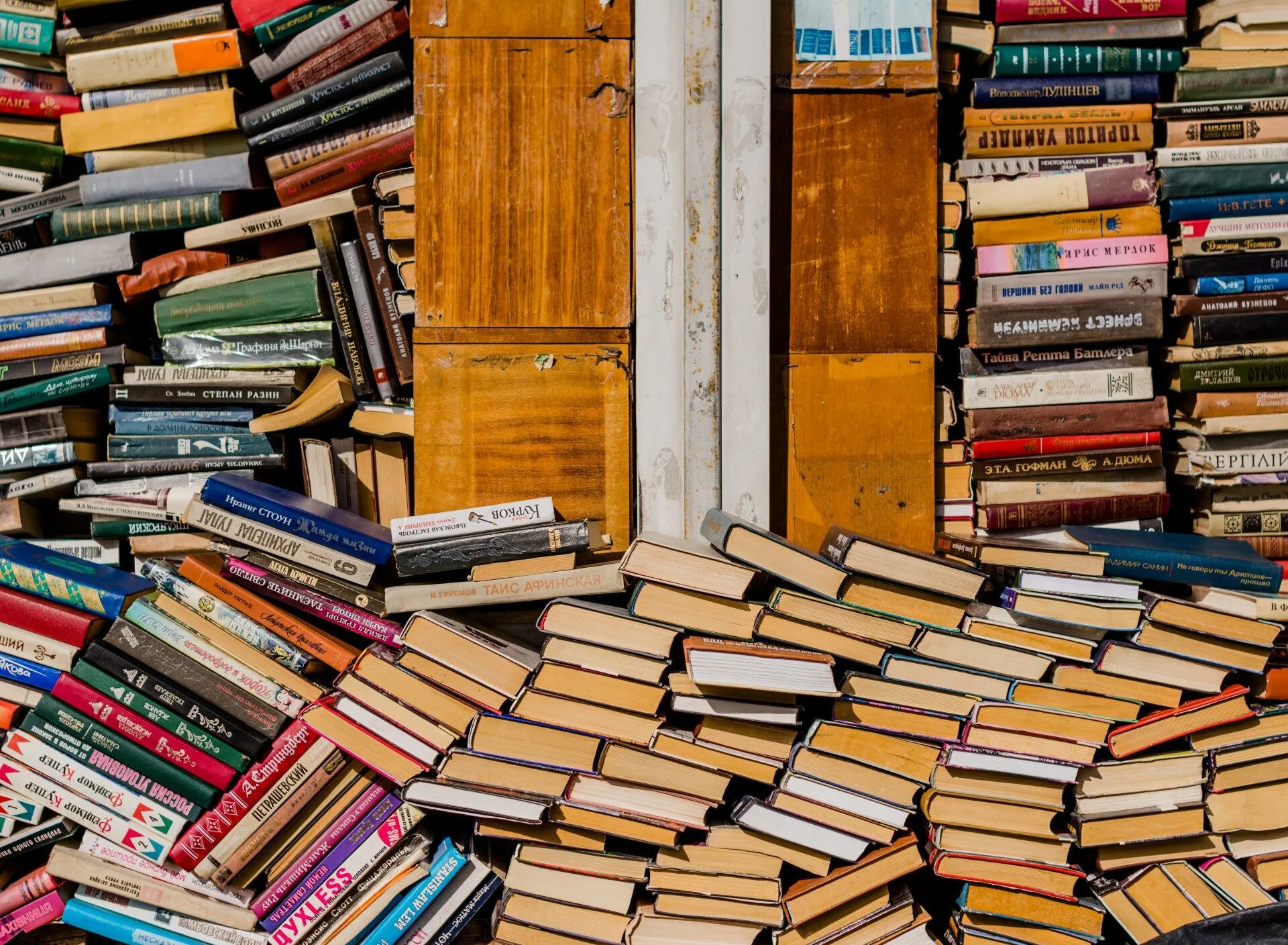 Как быть с большим количеством книг. Много книг. куча книжек. старые книги. груда книг.