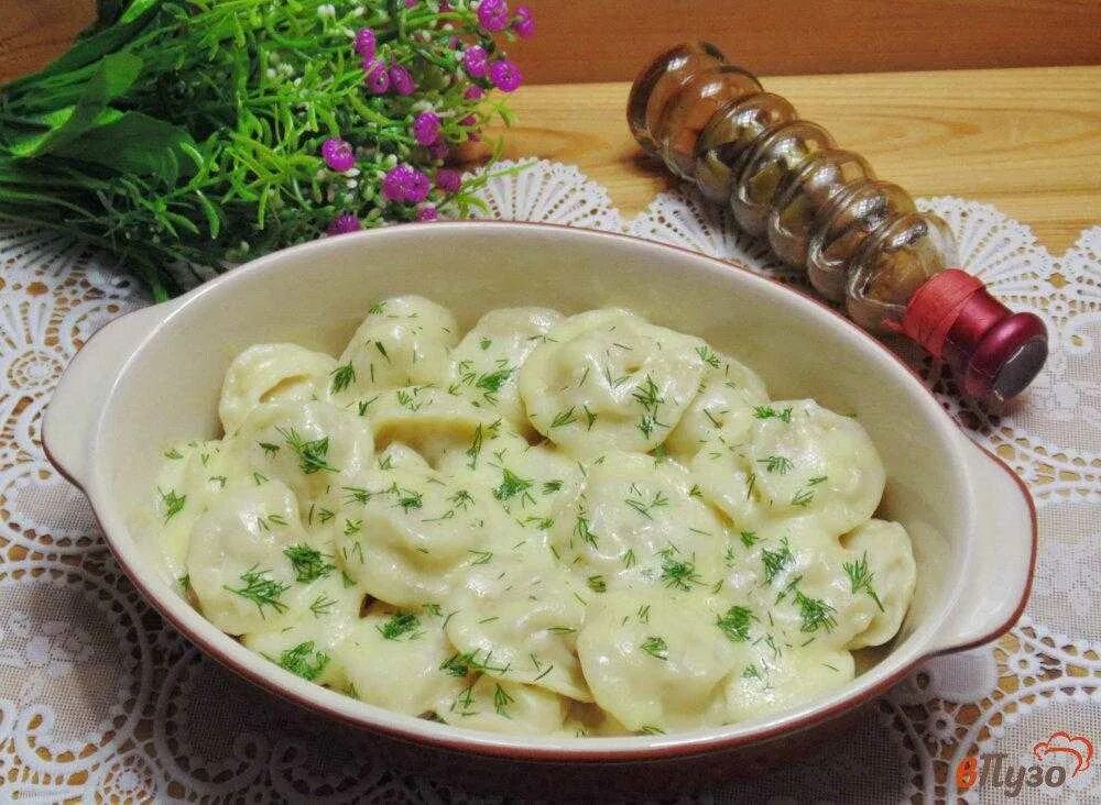 Пельмени с помидорами и сыром. Пельмени с сыром. Пельмени в сметанном соусе. Пельмени запеченные с сыром и сметаной. Пельмени в духовке со сметаной.