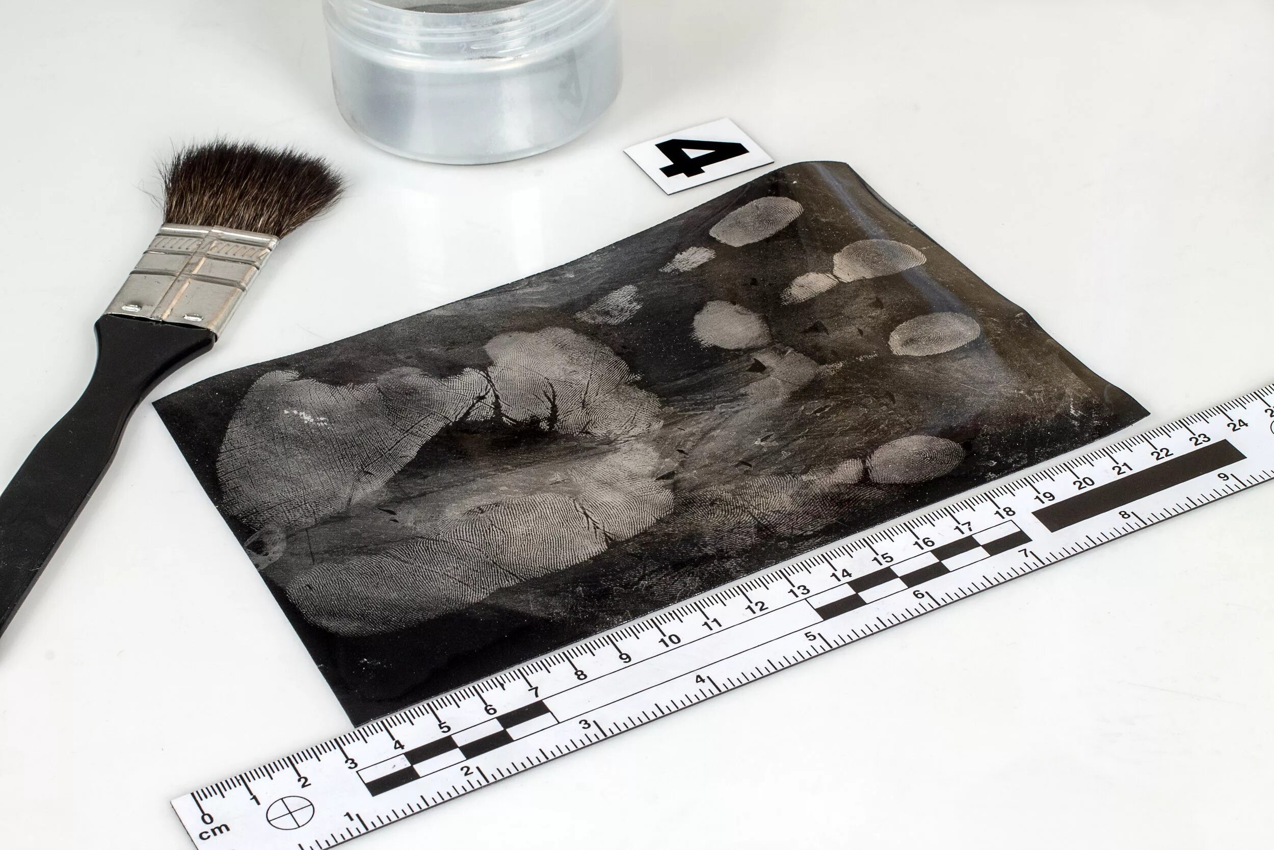 изъятие следов рук на месте происшествия. отпечатки пальцев на месте преступления. следы пальцев на месте. место происшествия отпечатки. следы пальцев рук на месте происшествия.