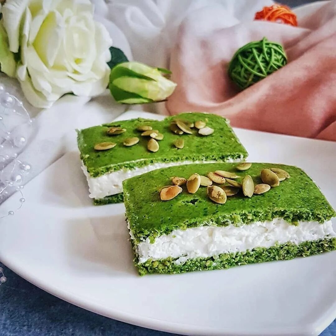 Шпинатный медовик. Шпинатный бисквит. Торт лесной мох. Изумрудный бисквит со шпинатом. Шпинатный бисквит.