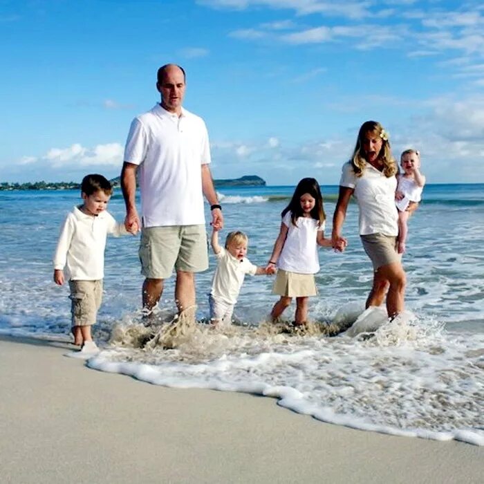 Семья на море. Семейная фотосессия на море. Фотосессия семьи на море. Счастливая семья на отдыхе.