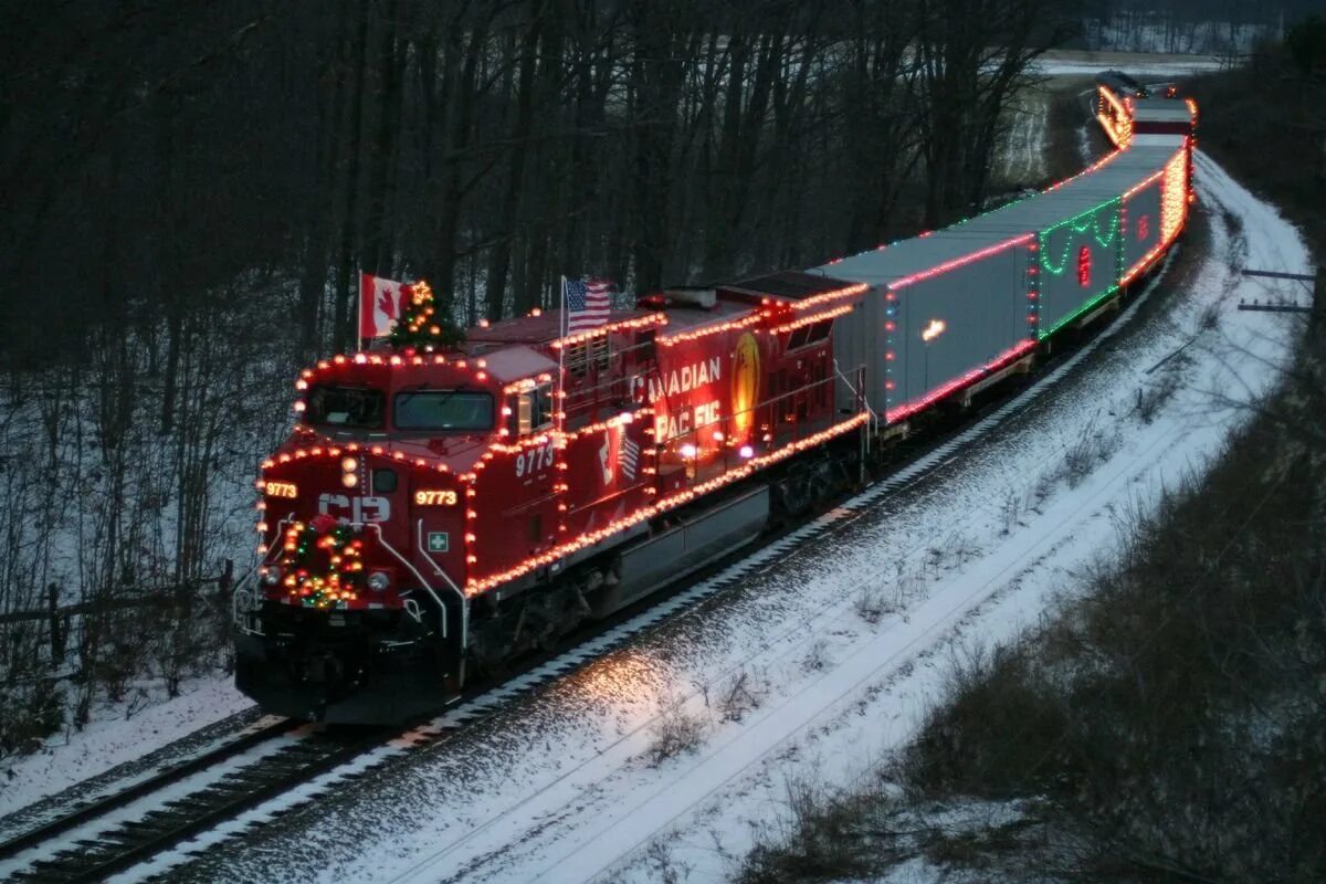 Christmas trains. Новогодний паровозик. Новогодний поезд. Christmas trains. Новогодняя елка с железной дорогой.