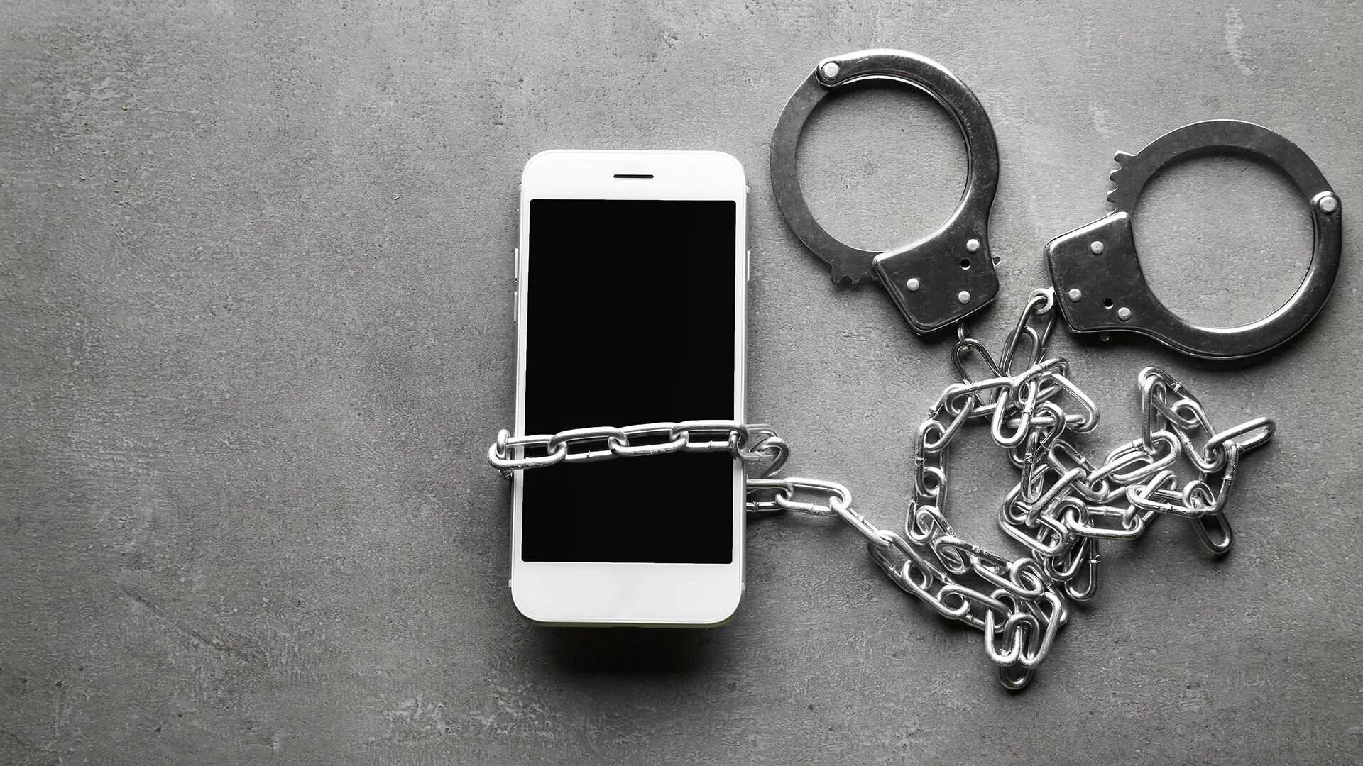 Кража мобильника. Телефон наручники. Грабеж телефона. Телефон наручники. Телефон наручники.
