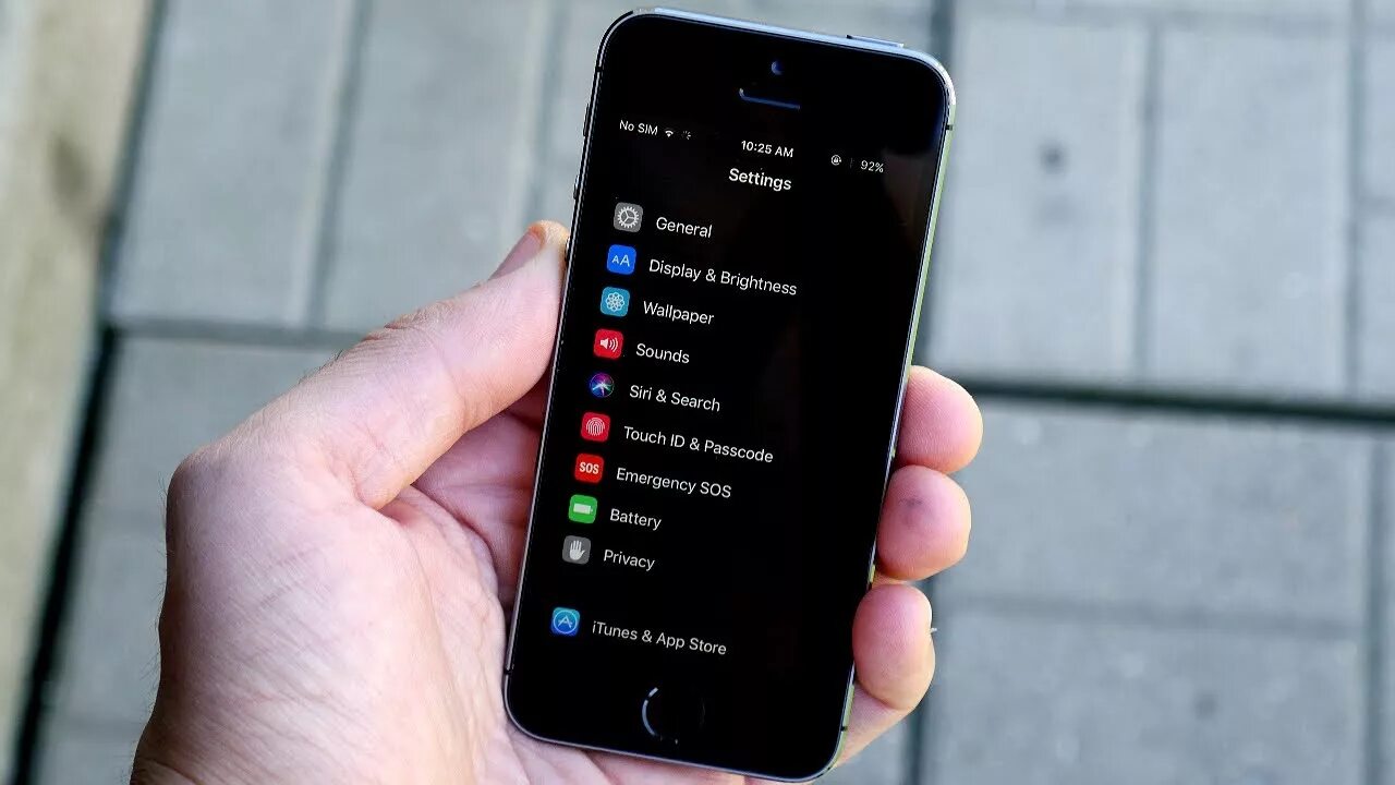 Dark mode. Iphone dark mode. iphone se темная тема. темный режим айфон. ios dark mode.