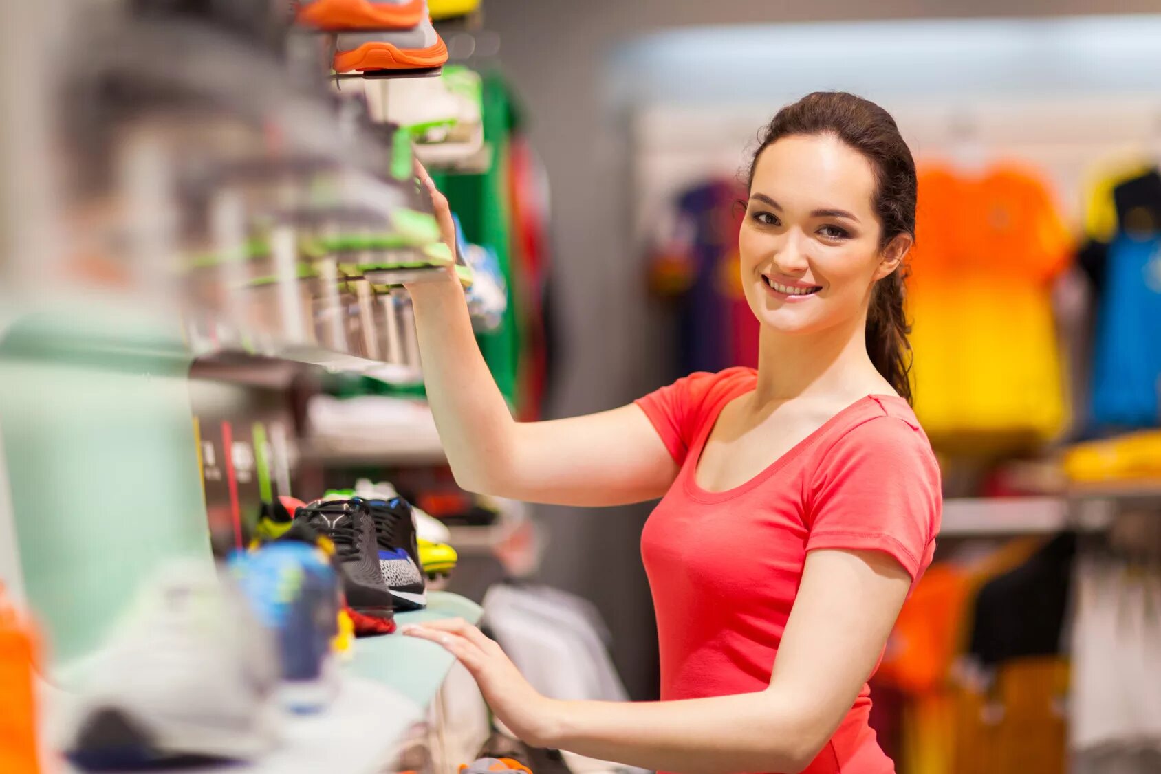 She is a shop assistant. Требуется продавец консультант. Продавец. Девушка продавец. Продавщица в магазине.