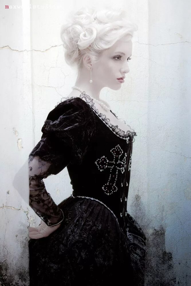 Дворянская кровь. Девушка в старинном платье. Аристократка с белыми волосами. Девушка аристократка.