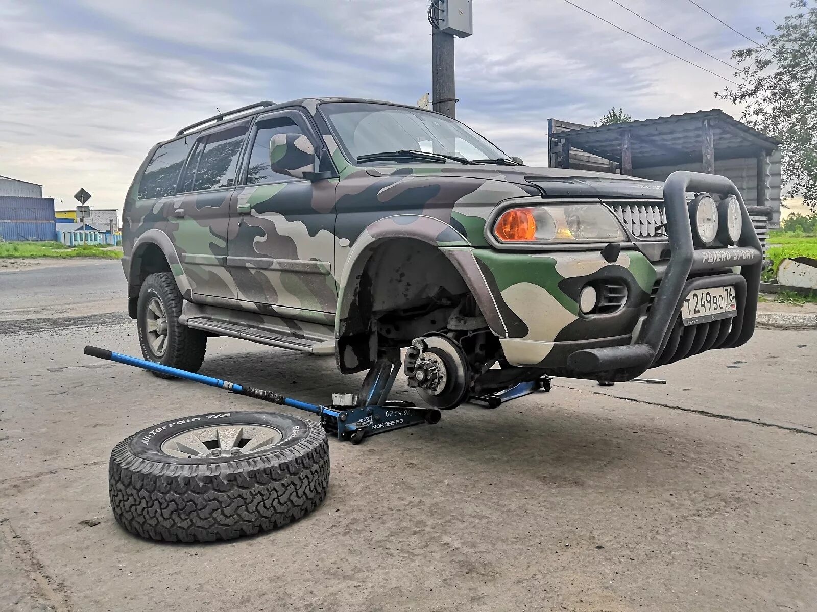 Ремонт mitsubishi pajero sport. Паджеро спорт 2 камуфляж. Паджеро 2 в камуфляже. Камуфляж Митсубиси Паджеро 2. Паджеро спорт 3 эвакуатор.