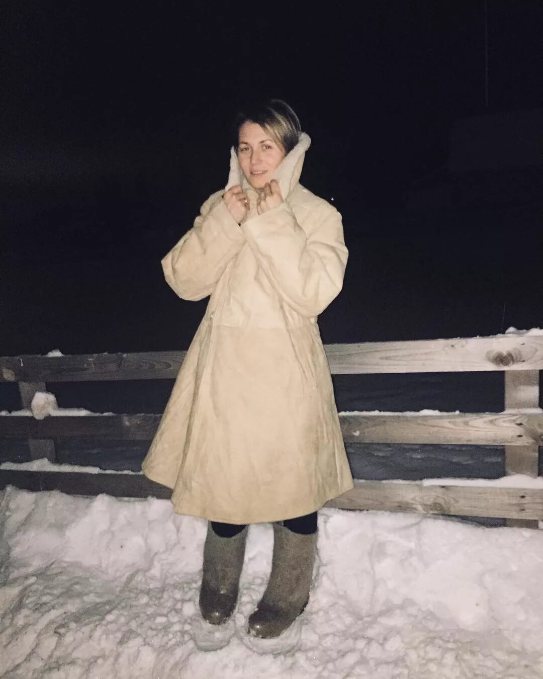 Девушка в бекеше. Дубленка тулуп женский. Монтгомери в бекеше. Девушка в тулупе. Женщина в валенках.