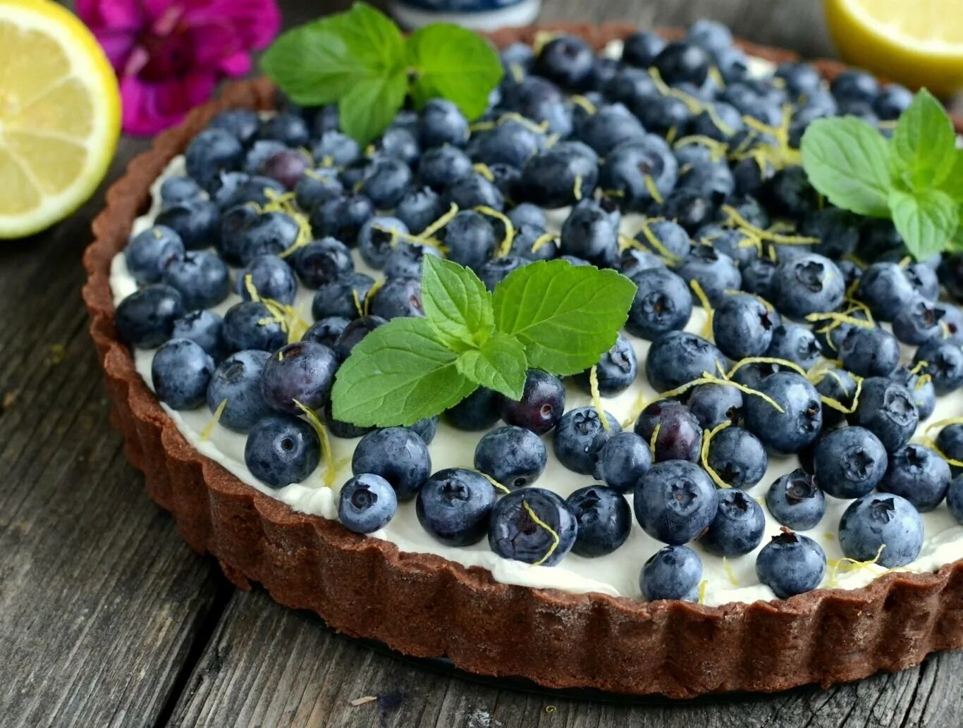 Украшение черничного торта. Украшение торта черникой. Черничный муссовый чизкейк. Декор торта голубикой. Чизкейк орео с голубикой.