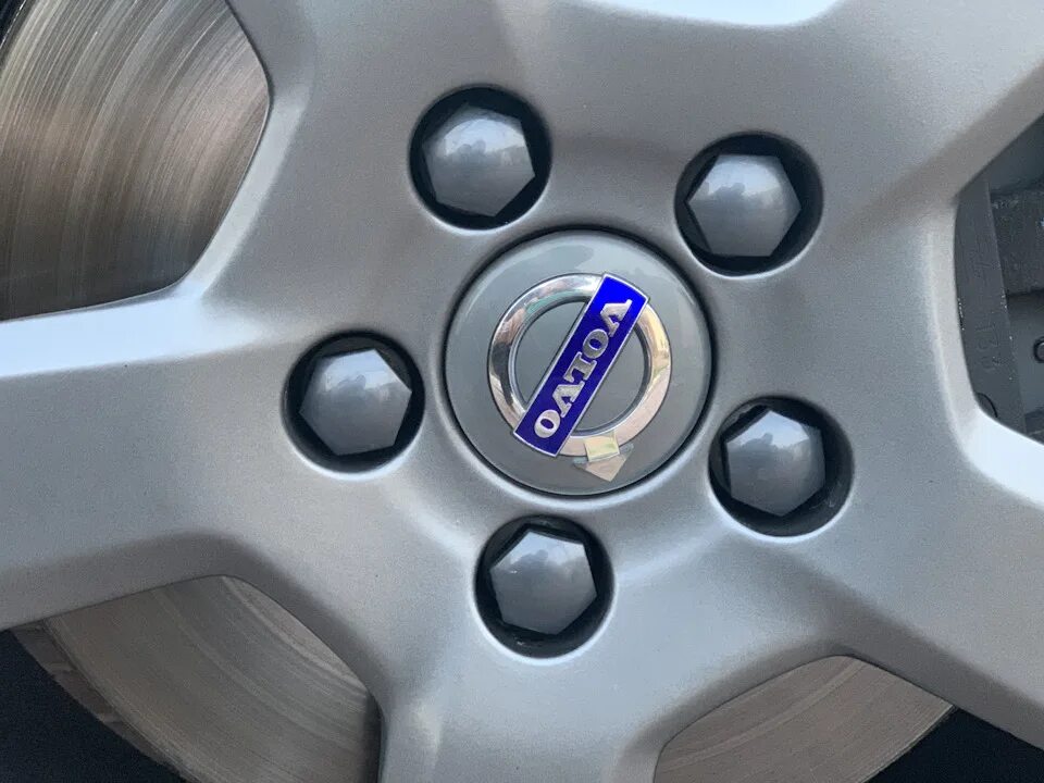 Диски на вольво хс70 r17. Диски для вольво 940 hydra. Толщина диска тормозного volvo xc70. Разболтовка volvo xc70. Volvo параметры дисков.