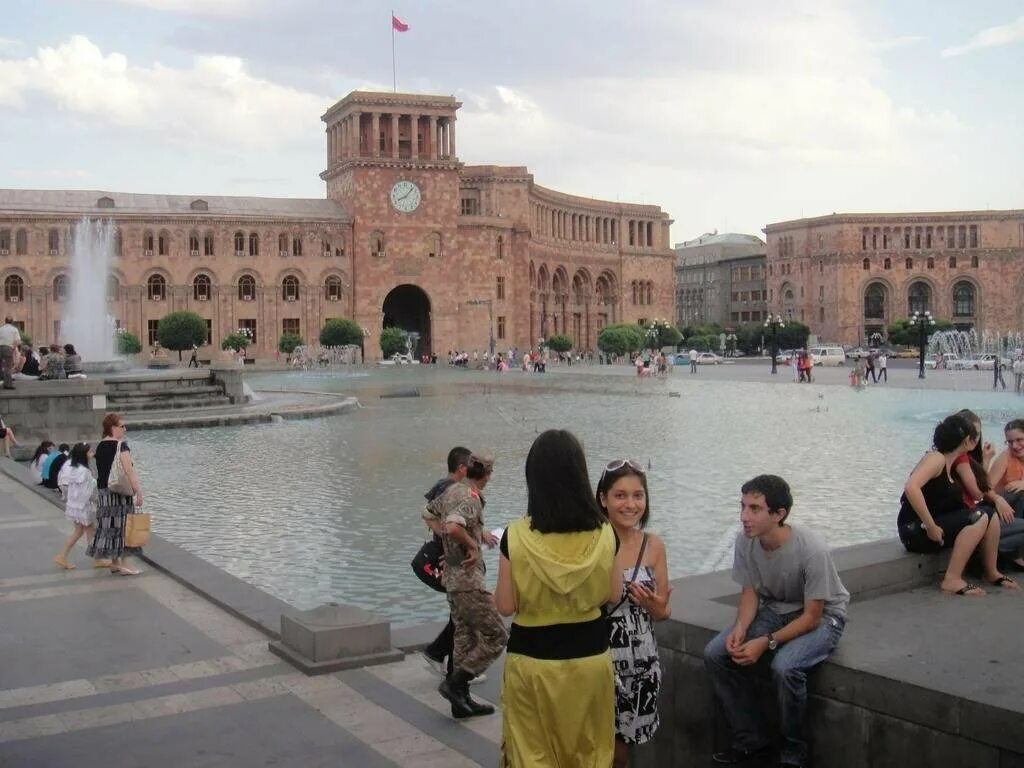 Репаблик сквер Ереван. Набережная в Ереване. Ереван туристы. Ереван летом. Очередь в ереване