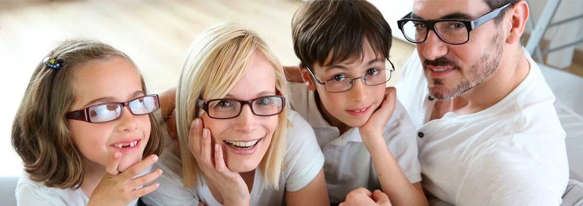Дети в очках для зрения. Дети и родители очки. Взрослый и ребенок в очках. Семья очки. Наследственные заболевания зрения