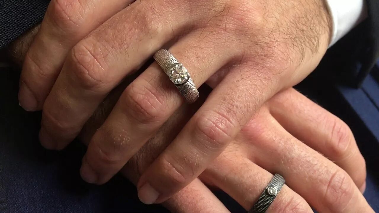 Мужские обручальные кольца на руке. Классные мужские обручальные кольца на руке. Обручальное кольцо DEBEERS. De Beers мужские кольца.