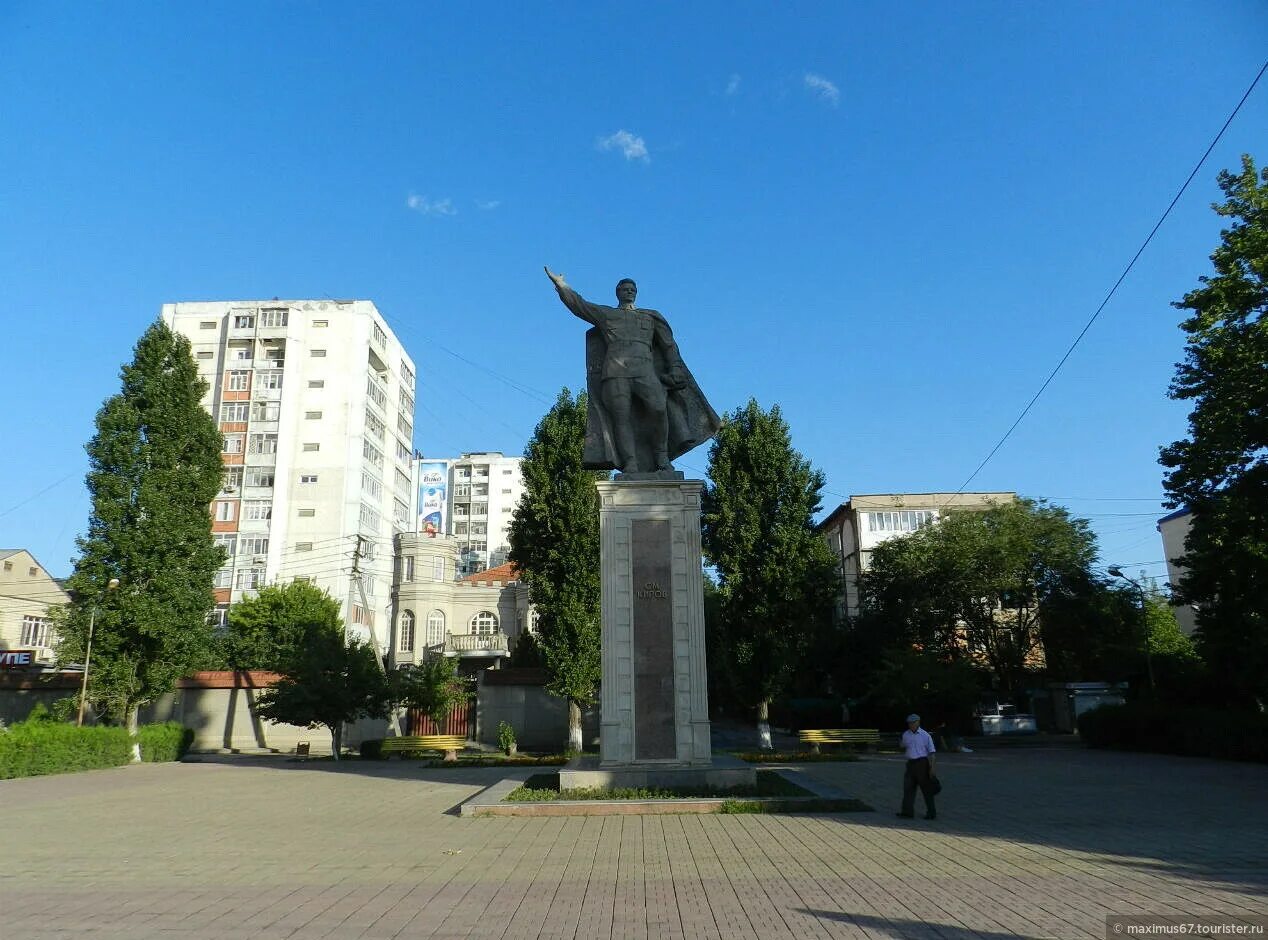 Махачкала окрестностях. Памятник Кирова Махачкала. Парк Кирова Махачкала. Сквер памятник Кирову Махачкала. Памятник с м Кирову Махачкала.