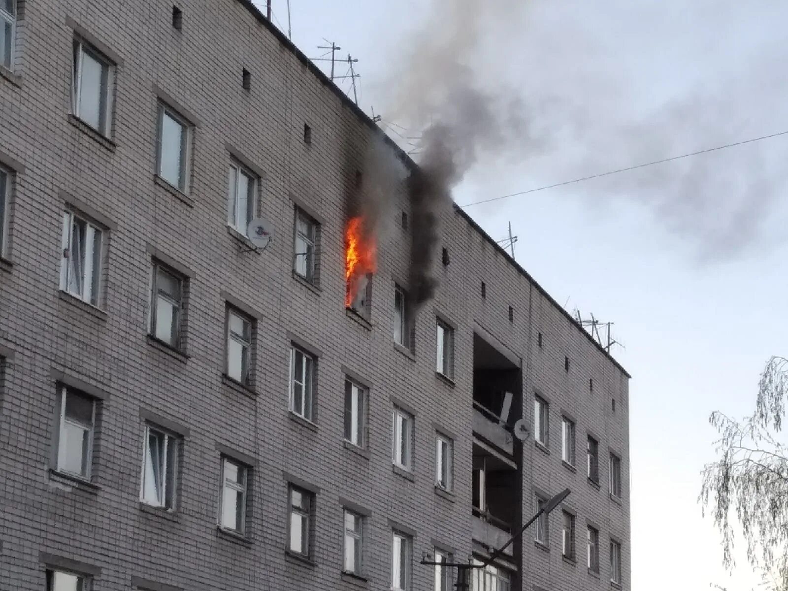 Горит общежитие. Общежитие здание. Пожар в общежитии.