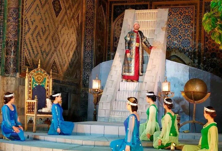 Танцы узбекистан хорезм. Древняя цитадель в бухаре. Туристы в самарканде. Соф экспо самарканд. Театр ахорун.