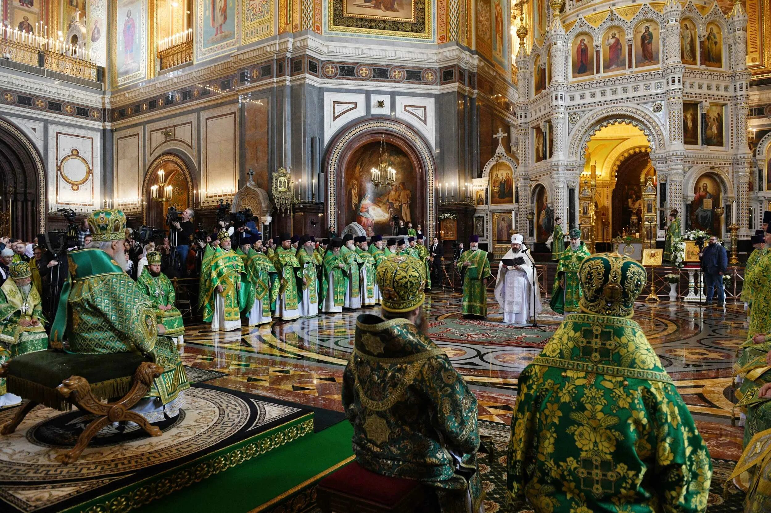 храм христа спасителя полунощница. богослужение в храме христа спасителя прямая трансляция. патриарх кирилл богослужение. литургия в храме христа спасителя. воскресение христово храм христа спасителя.