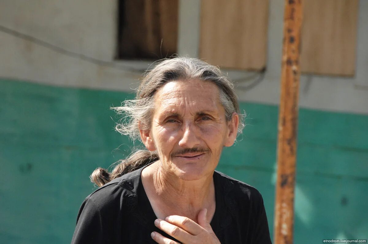 старая грузинка. бабушка армянка. старая грузинская женщина. злая бабка. старая усатая женщина.