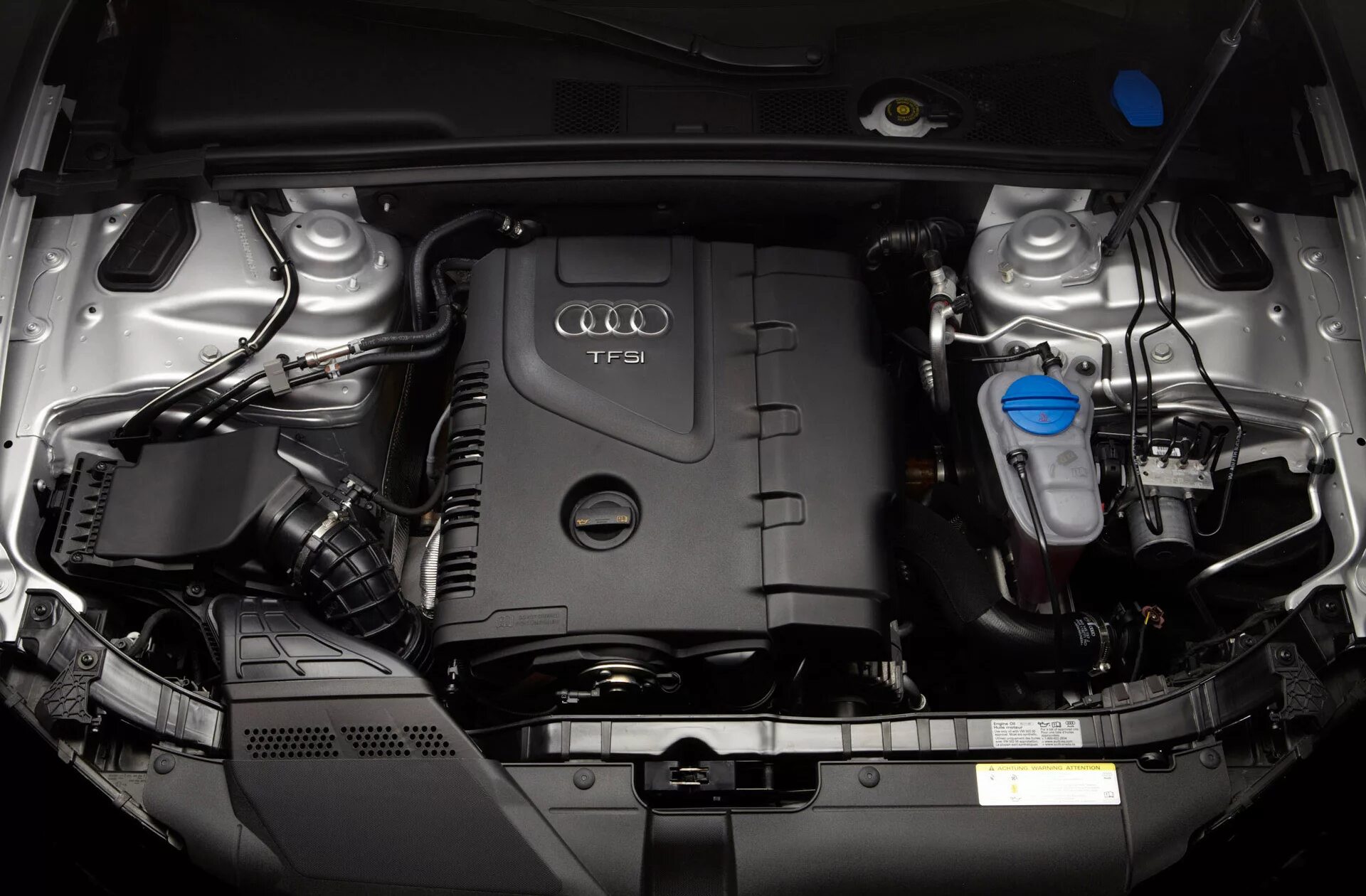Ауди q5 какой двигатель. Ауди 2.0 tfsi. audi a5 двигатель. ауди а5 2012 под капотом. ауди ку5 двигатель.