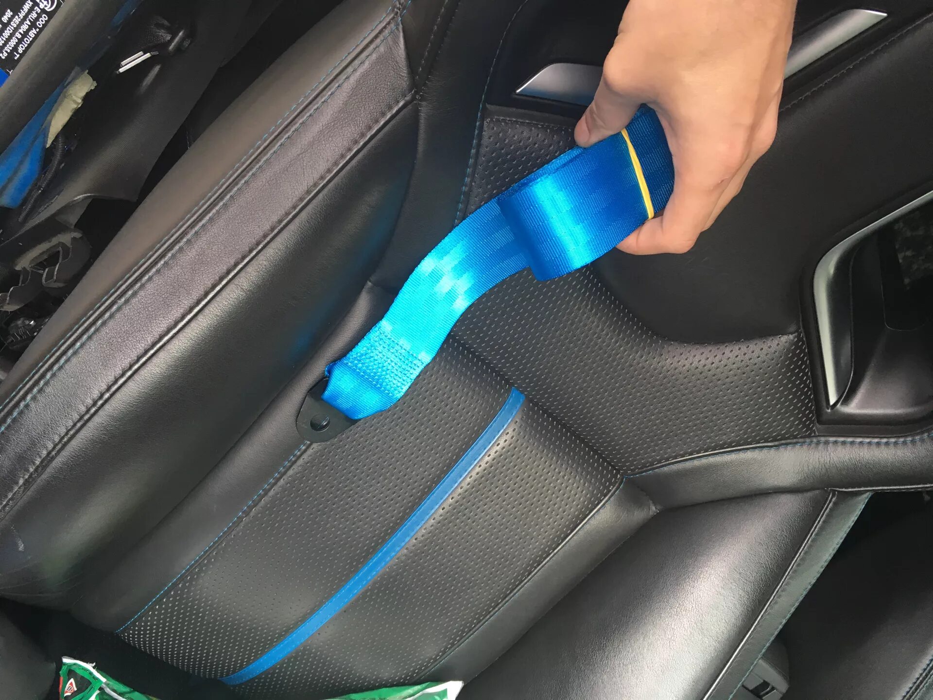 BMW g20 ремни безопасности синие. Разноцветные ремни безопасности. Синие ремни безопасности в салоне. Цветные ремни безопасности в авто.