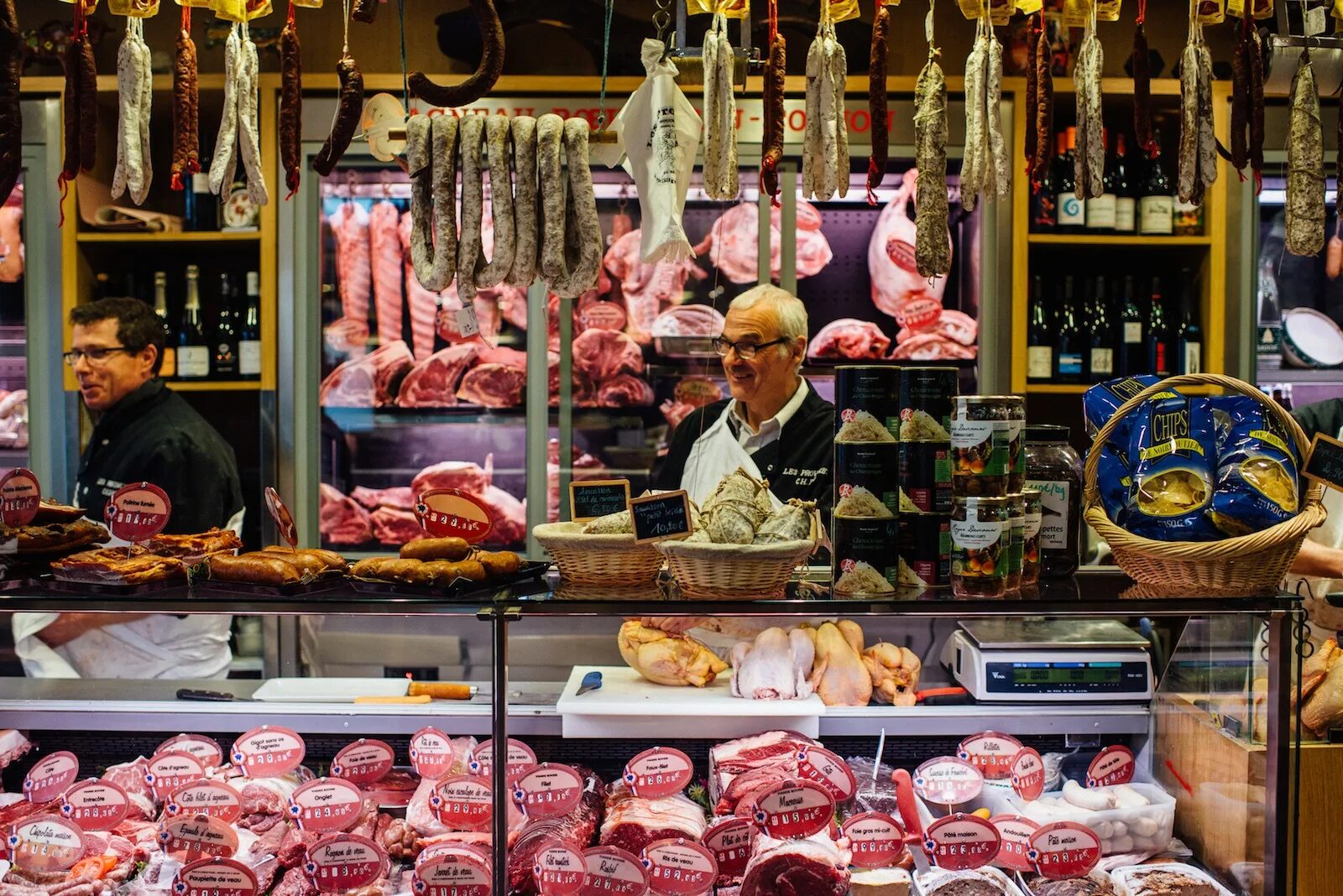 Колбасный отдел. Butcher мясная Лавка. Мясной прилавок. Мясная Лавка в Европе. Мясо на прилавке.