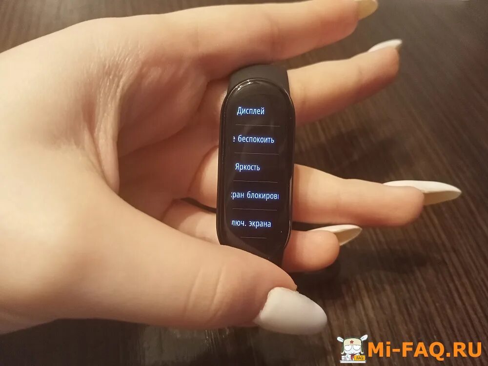 Как подключить ми бэнд 6. Смарт бэнд 6. Mi Band 6 pair first пишет. Что такое свайп на браслете mi Band 6.