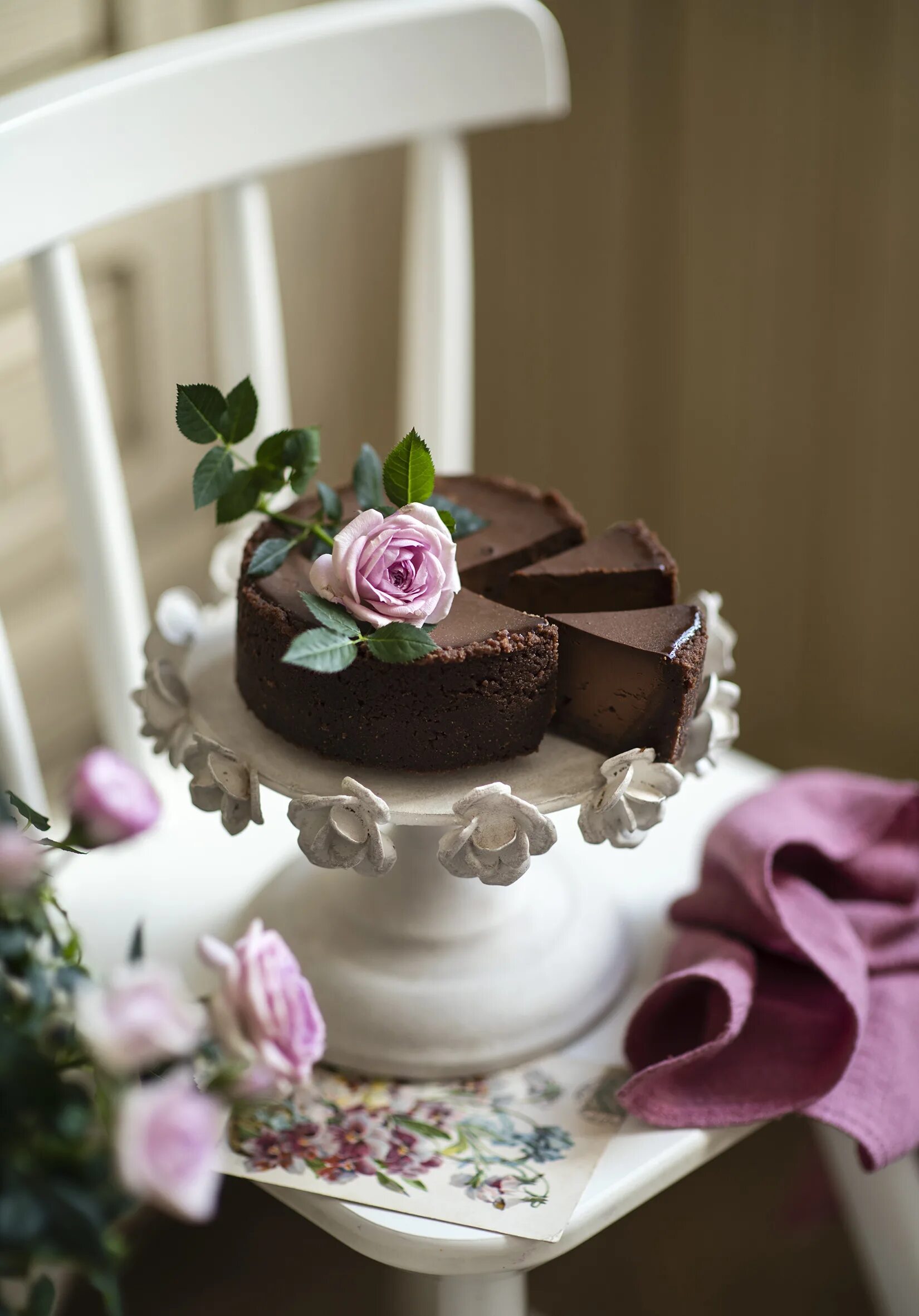 украшение торта для девочки. шоколадный торт с крем чизом. торт розовый с шоколадом. шоколадная ваза для торта. шоколадный торт с розовыми розами.