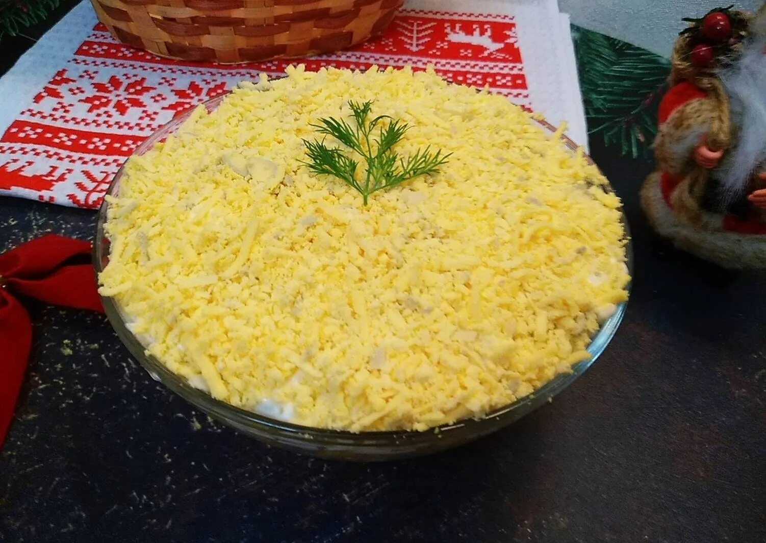 Салат с грибами и сыром слоями. Слоёный салат с курицей. слоёный салат с курицей и грибами. салат нежный с курицей и грибами. салат слоёный с курицей и шампиньонами.