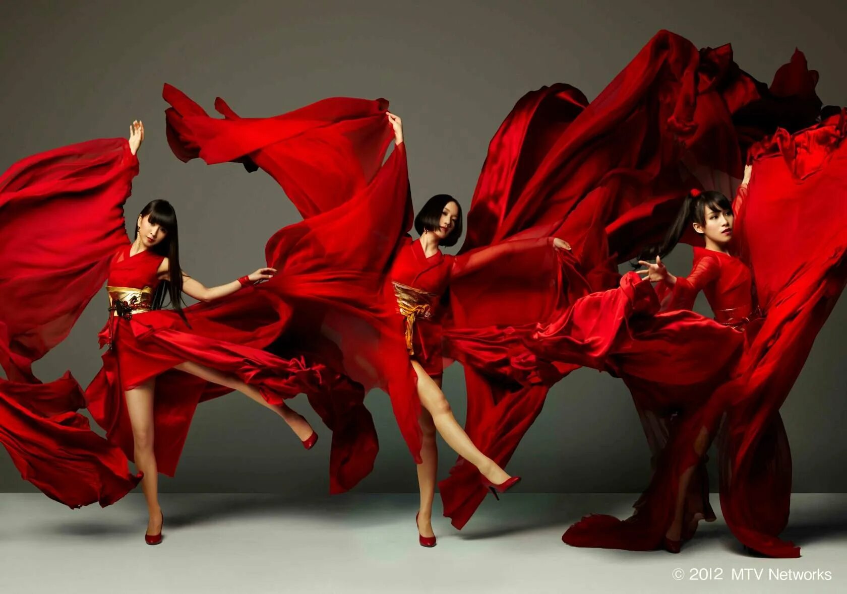 Цветочные танцы где. Красное платье для танцев. Танец красный цвет. Танцующая девушка. Платье для танцев длинное красное.