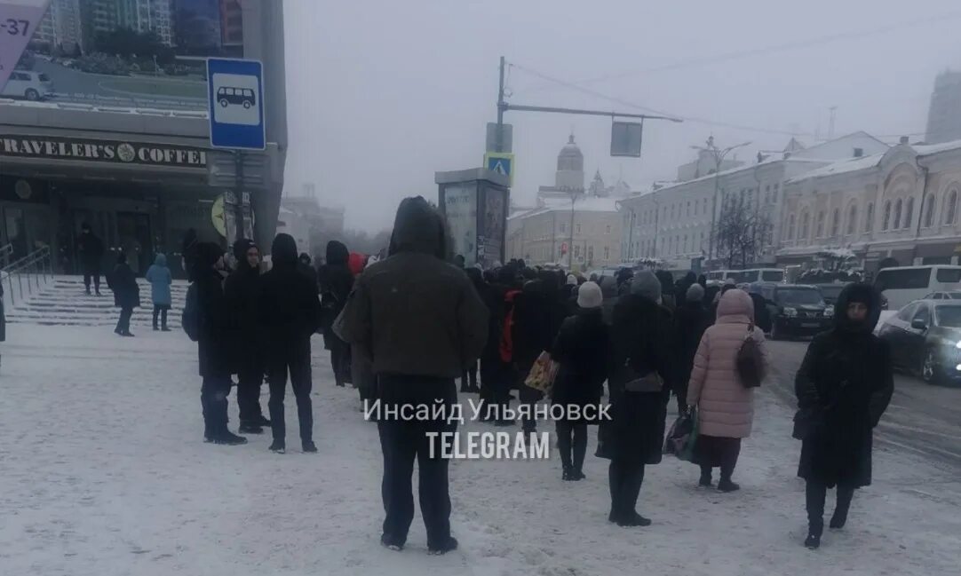 Население ульяновска на 2024 год. Ульяновск люди. Человек толпы. Люди на остановке зимой. Люди на остановке.