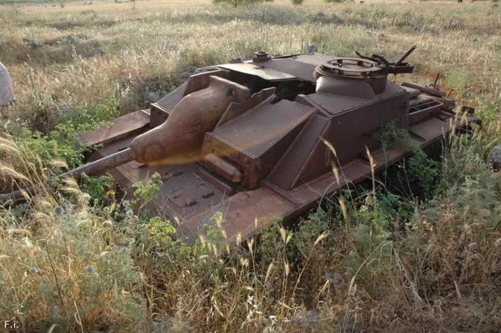 Д формер. STUG III В Сирии. Голанские высоты подбитые танки. Pz4 Голанские высоты. Люк танка.