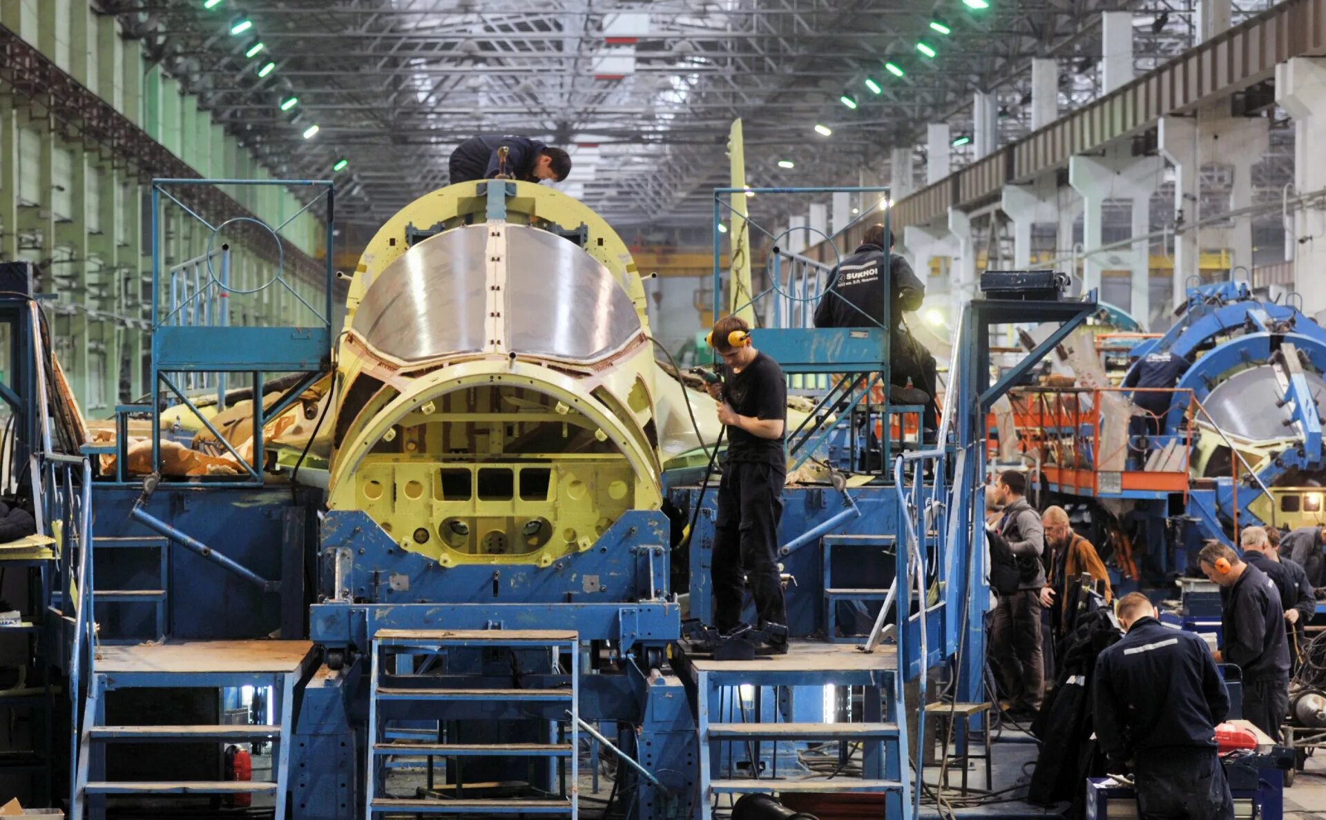 Сборка Су-34 на заводе имени Чкалова. Котласский завод ЭМЗ. Электромеханический завод Котлас. Котласский электромеханический завод (КЭМЗ). Машиностроение в снг