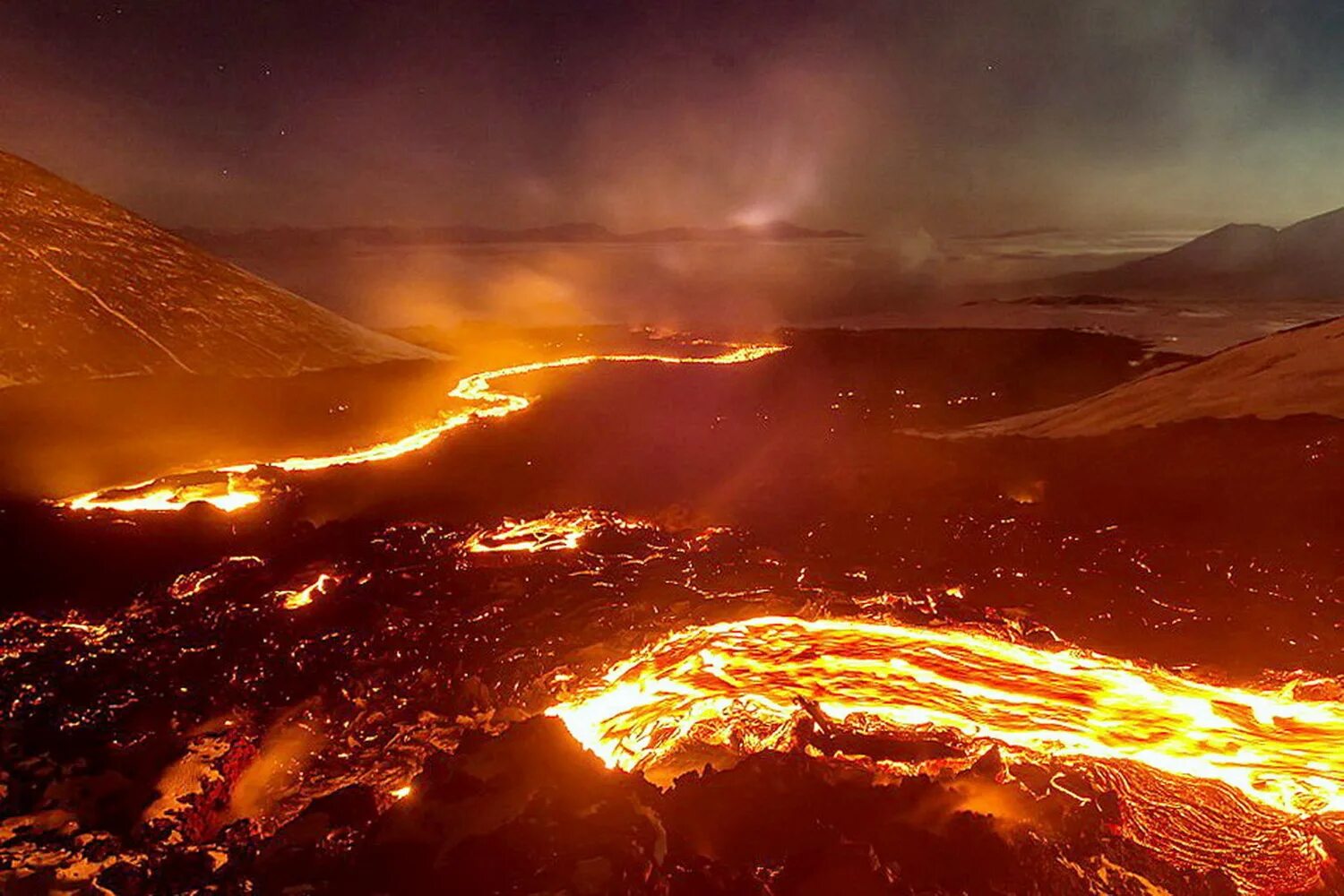 Извергающийся вулкан лава. Извержение вулкана магма. Лава лава. Стромболи вулкан. Вулканическая лава.