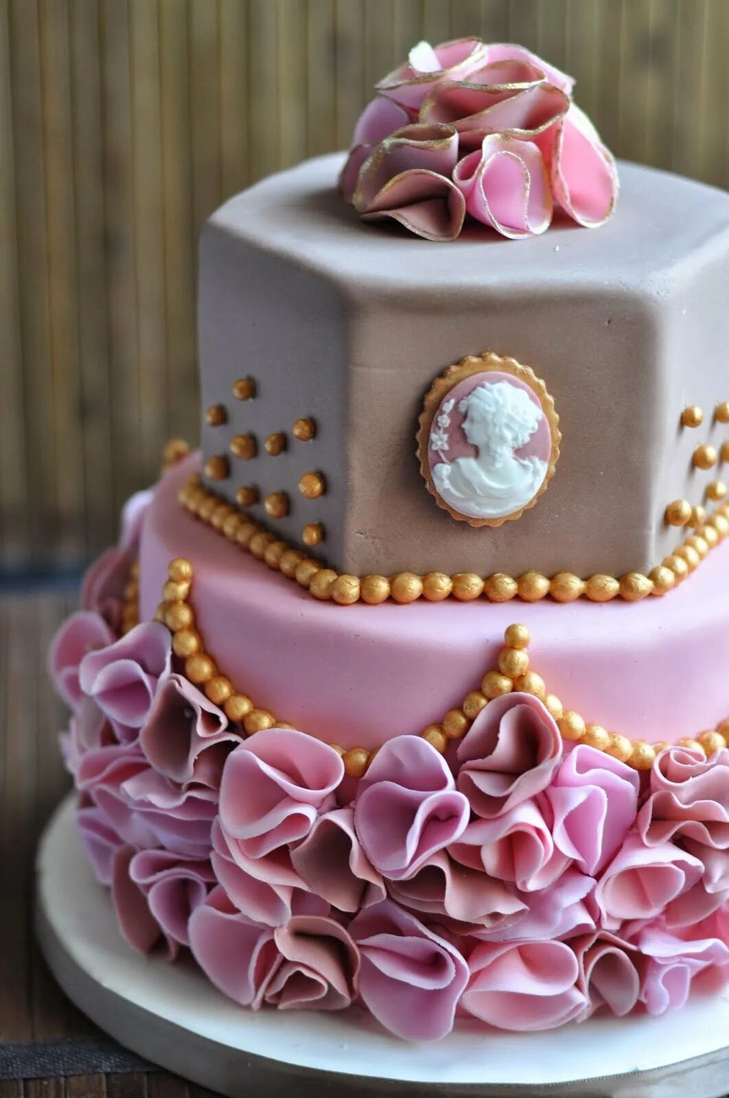 Торты на день рождения девушке 20. Торт девочка. Красивые торты. Оригинальный торт для девочки. Двухъярусный торт для девочки.