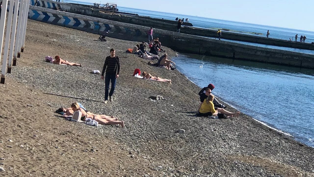 Что делать в сочи в апреле. Сочи в марте. Сочи пляж в апреле. Сочи в марте море. Сочи апрель 2020.