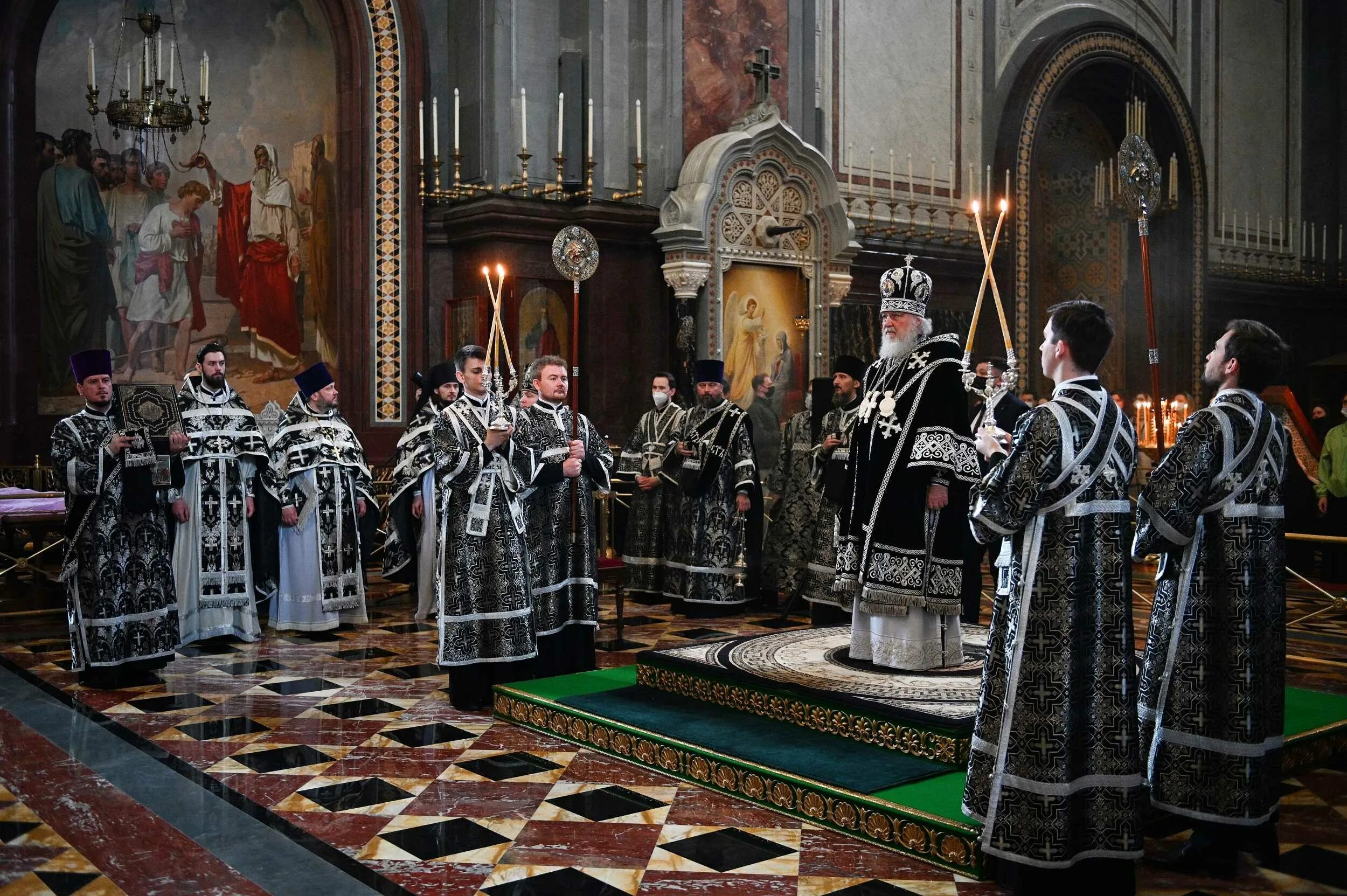 Священник в соборе. Одежда священника в храме Христа Спасителя. Палица в церкви. Храм Троицы в Серебряниках в Москве.