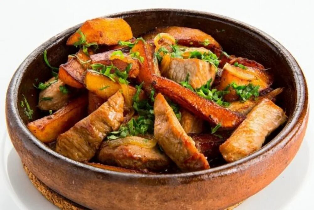 хашлама с телятиной. грузинское блюдо оджахури. оджахури с картошкой.