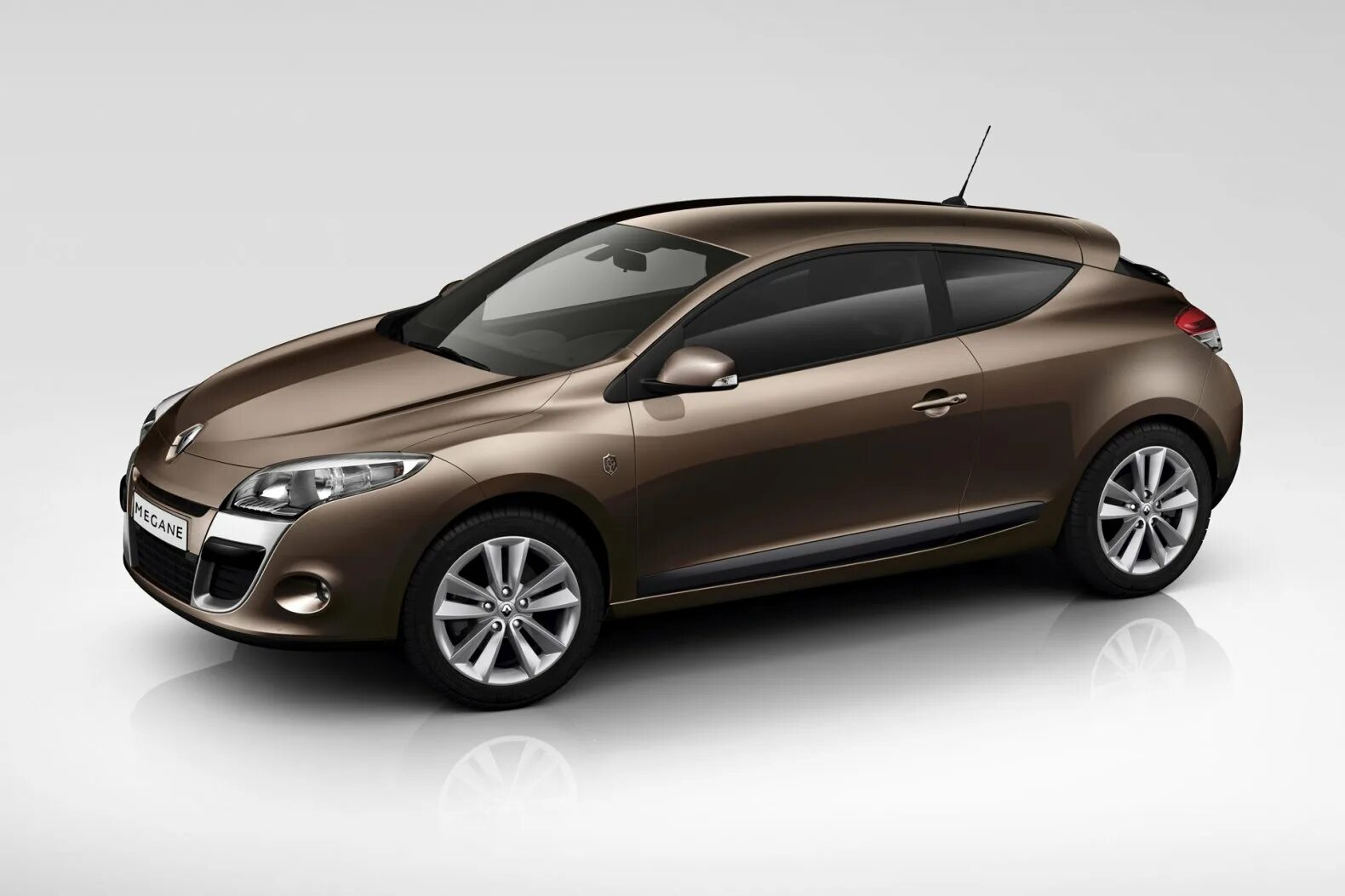 Рено ассистент. Рено флюенс меган 3. renault fluence хэтчбек. рено меган хэтчбек. renault megane 2014 хэтчбек.