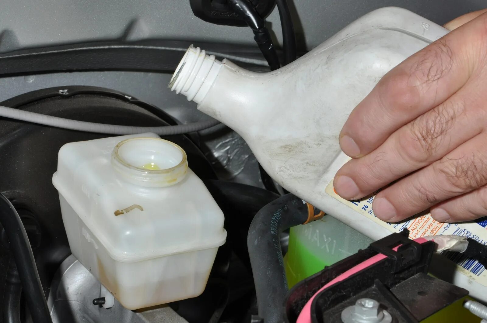 Жидкость гур лада ларгус. Бачок тормозной жидкости ларгус. Жидкость гур лада ларгус 2013. Бачок жидкости сцепления лада ларгус. Жидкость для гидроусилителя руля ларгус 16 клапанов.