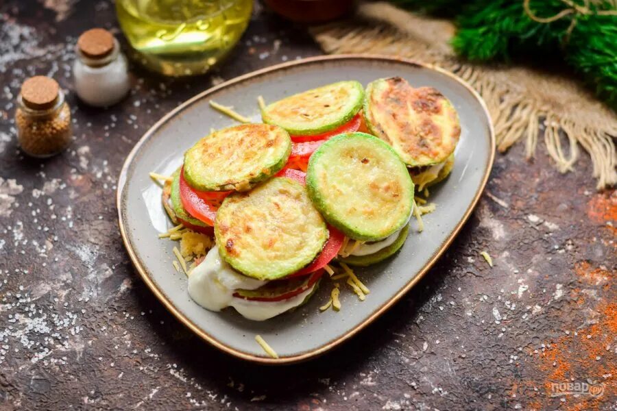 Кабачки сыром и чесноком помидорами рецепт. Жареные кабачки с помидорами и сыром. Кабачки жареные с помидорами и чесноком. Кабачки с помидорами и чесноком. Кабачки жареные с сыром и чесноком.