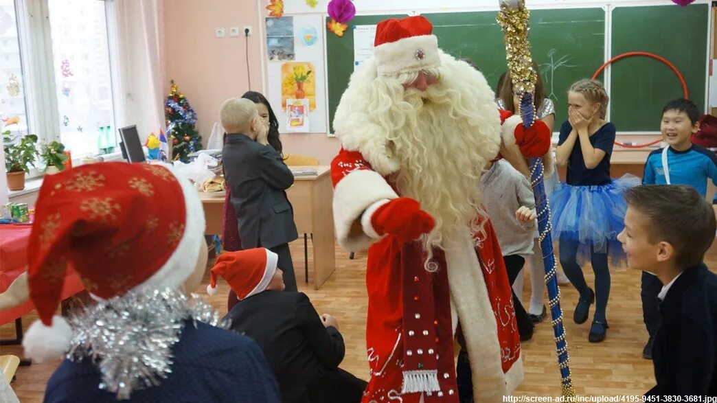 Новый год в школе фото. Школа Деда Мороза. Новогодний праздник в школе. Празднование нового года в школе. Дед Мороз на утреннике в школе.