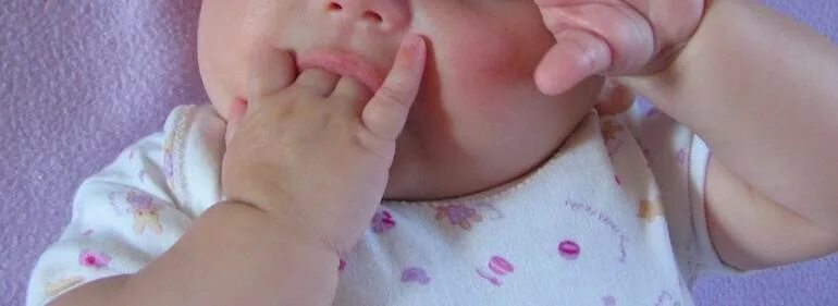 Сосание пальцев младенцев. Пальчики 4 месячного ребенка. Палец после сосания у ребенка. Отсасывать палец