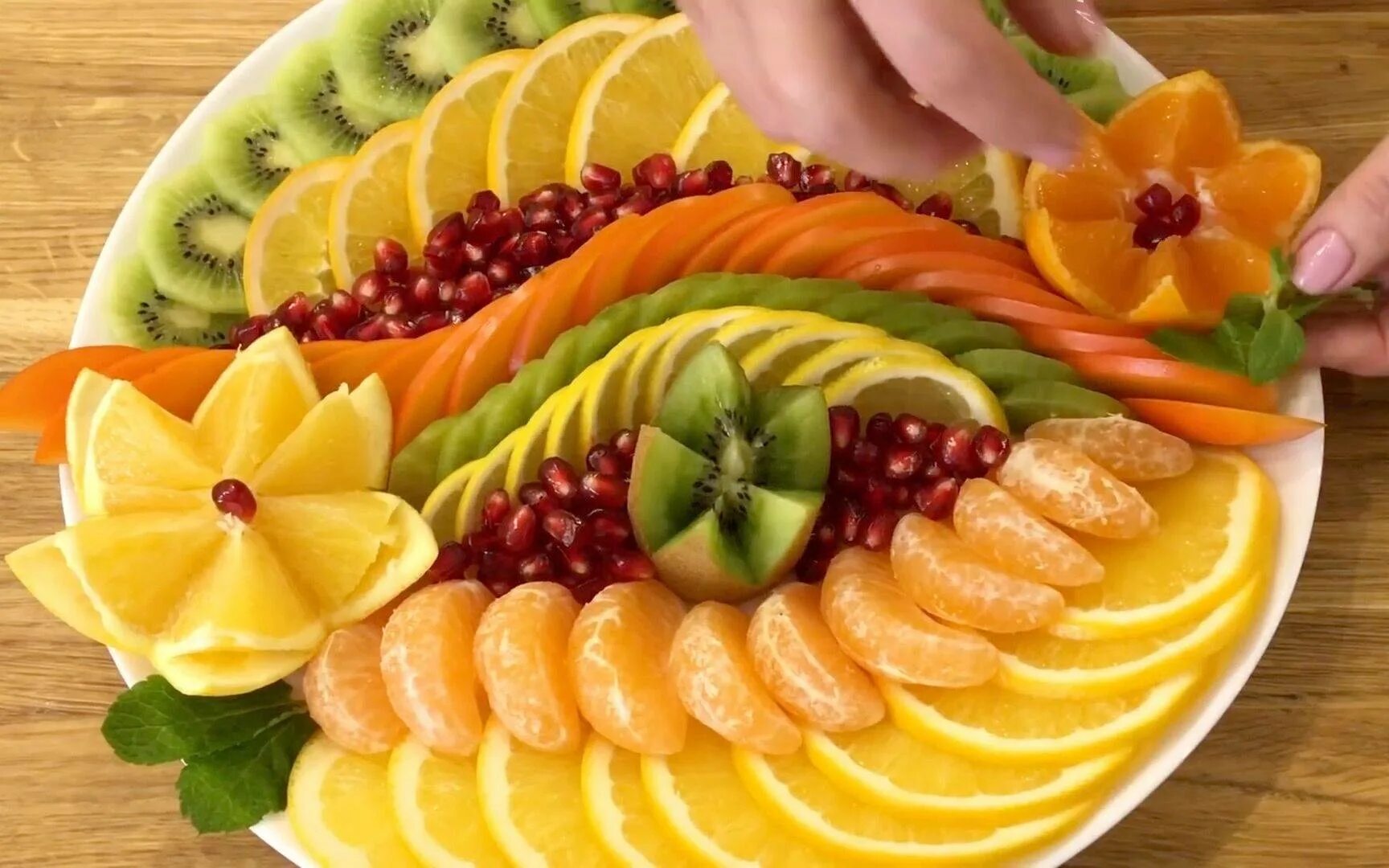 Красиво нарезать фрукты. Фруктовая тарелка. Красиво выложить фрукты. Красивая Фруктовая нарезка на праздничный стол.