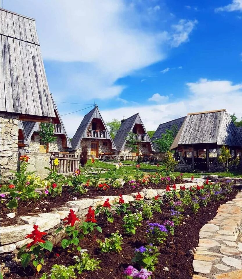 Www village. Экодеревня Пермакультура. Аркейн эко в деревне. Этно село Монтенегро. Вилладжи.