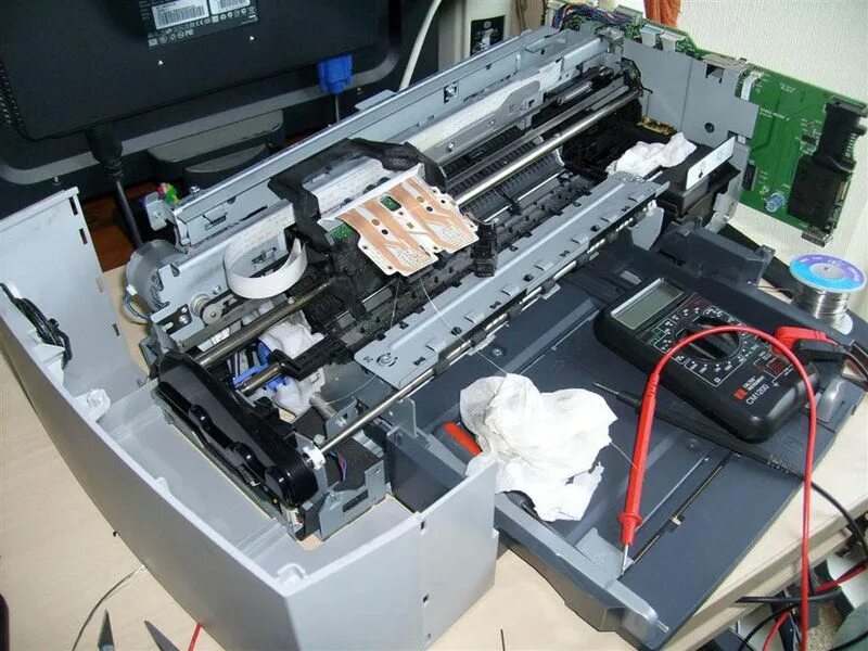 Ремонт принтеров недорого. Принтер починить Кэнон. Разобранный принтер. Разобранный МФУ. Техническое обслуживание принтера.